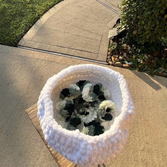 Bao White Plush in Cozy Basket - Picture 3 of 7